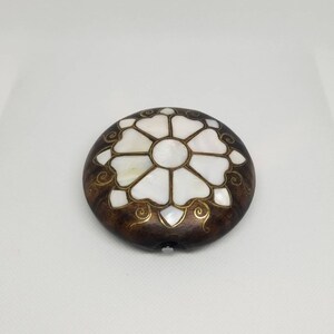 Espejo compacto de maquillaje de madera de nogal con motivos de trébol blanco y nácar. Hecho a mano. Regalo vintage para ella, mujer, niña, cumpleaños, profesora.