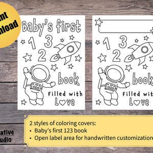 K&ouml;nnte beinhalten: Zwei schwarz-wei&szlig;e Malbuchcover mit einem Astronauten in einer Rakete. Das erste Cover hat den Text "Baby's first 123 book" und das zweite Cover hat einen leeren Platz f&uuml;r die Personalisierung. Beide Cover haben den Text "Filled with Love".