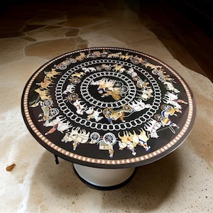 Handgefertigter Couchtisch aus schwarzem Marmor | Halbedelstein Inlay Pferdekutsche Design | Pietra Dura Art Rundes Top für Wohnkultur