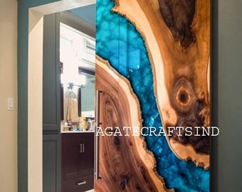 Porta scorrevole in resina blu effetto fiume, legno di noce, porta realizzata a mano: porta scorrevole con bordo naturale