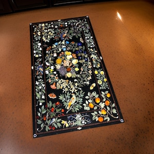 Tavolo da pranzo in Pietra Dura fatto a mano in Italia – Intricato intarsio floreale e di uccelli su marmo nero, centrotavola di lusso per la casa