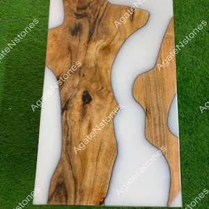 Nach Maß Holz Epoxy Esstisch, Live Edge Holz Couchtisch, weißer Epoxidharz Flusstisch, Naturholz, natürlicher Epoxy Tisch