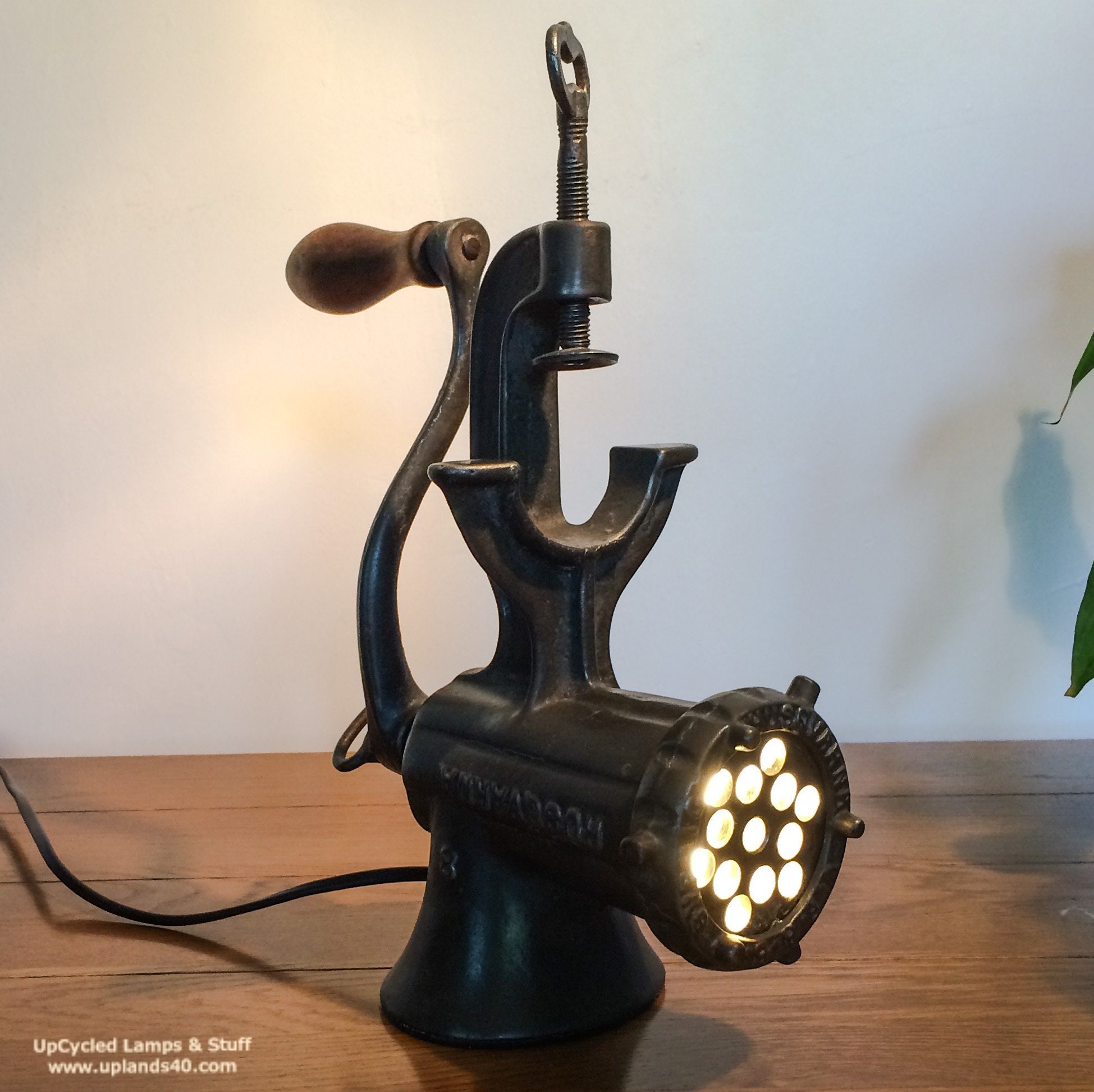 Lampe de Table Upcyclée. Millésime Husqvarna | C1920 Hachoir en Fonte. avec Ampoule Intégrée Donnant