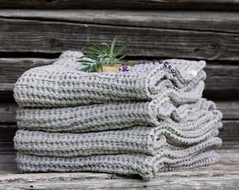 Serviette de bain en lin gaufre en gris, serviette en lin biologique naturel, serviette de plage de sauna, serviette adoucie pour le bain | Deux tailles | Cadeau de pendaison de crémaillère