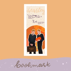 Puede incluir: Un marcapáginas rectangular con una ilustración de dos figuras pelirrojas, probablemente gemelos, vestidas de oscuro. El marcapáginas incluye la palabra "Weasley" y citas de "George" y "Fred". La palabra "bookmark" está escrita en la parte inferior.