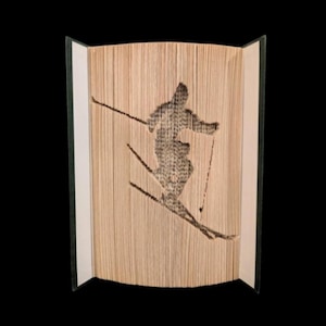 Könnte beinhalten: Eine Buchkunstskulptur eines Skifahrers in Silhouette, die durch das Falten der Seiten eines Buches entstanden ist. Der Skifahrer befindet sich in der Luft, mit Skiern und Stöcken sichtbar.
