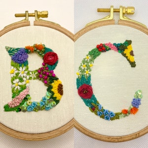 Aangepaste bloemenletters op bestelling gemaakt | Handgemaakt borduurwerk | Afgewerkt bloemenalfabet | Initiaal borduurring bruiloft