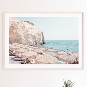 Impresión del club de playa de Santorini, decoración de sombrillas de playa de verano griegas, fotografía de playa neutra, arte de la pared mediterránea, arte de la pared costera de Grecia