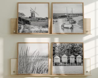 Set di fotografie della costa del Norfolk: capanne sulla spiaggia di Wells, mulino a vento di Cley, porto di Blakeney, quadri in bianco e nero da appendere alla parete di una galleria sul mare.
