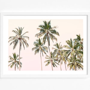 Impresión de palmeras rosas, impresión de playa con cielo pastel, póster de trópicos rosados, impresión de atardecer tropical bohemio, arte de pared costero con paisaje de verano rosa ruborizado