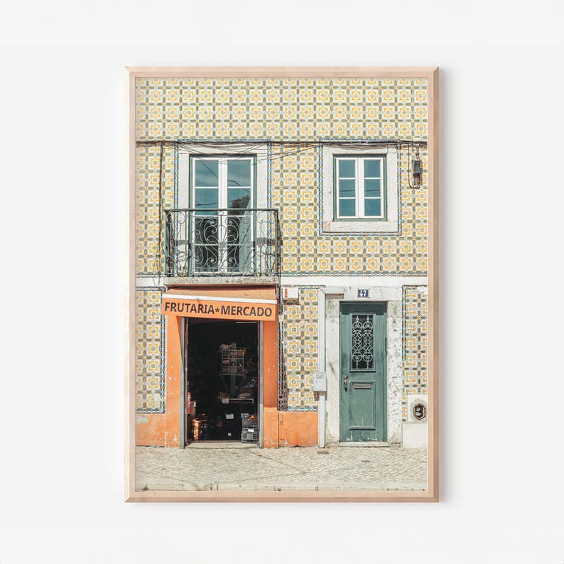 Impression d'art mural de Lisbonne - affiche du marché de fruits du Portugal, art mural estival méditerranéen, affiche de voyage de Lisbonne, photo d'architecture de porte européenne image 2