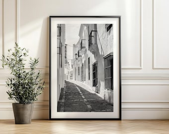 Stampa di un vicolo europeo, arte murale spagnola, villaggio andaluso in bianco e nero, fotografia di strada, arredamento minimalista e neutro per il soggiorno