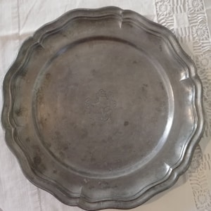 Pewter plate with central coat of arms. 1900