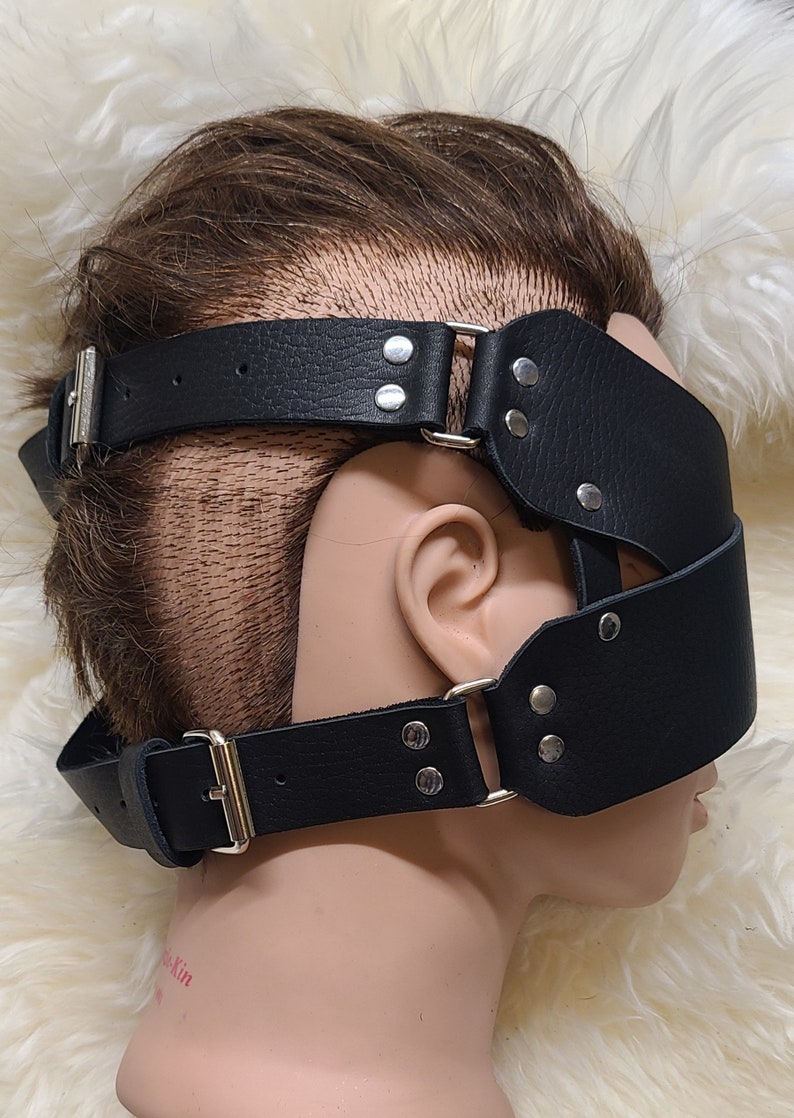 Pu&ograve; includere: Benda per gli occhi in pelle nera con cinturini regolabili e fibbie color argento. La benda presenta due ampie fasce che coprono gli occhi e un cinturino che gira intorno alla testa. Per giochi sensoriali.