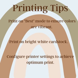 K&ouml;nnte beinhalten: Eine Grafik mit einem Regenbogen-Design und dem Text "Drucktipps". Der Text unter dem Regenbogen lautet "Drucken Sie im Modus "Best" um sicherzustellen, dass die Farben lebendig sind. Drucken Sie auf helles wei&szlig;es Kartonpapier. Konfigurieren Sie die Druckereinstellungen, um einen optimalen Druck zu erzielen."