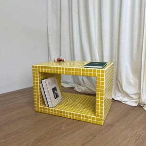 Tavolino giallo. Tavolo piastrellato. Tavolino. Comodino. Arredamento per la casa. Tavolo luminoso. Libreria.