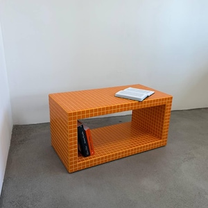 Puede incluir: Un juego de tres tazas de cerámica con un acabado moteado y mate. Las tazas son de color crema, gris claro y gris oscuro. Cada taza tiene un diseño simple y minimalista, ideal para café o té.