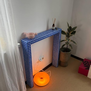 Puede incluir: Un letrero de madera rústico con la frase "Welcome to our home" en letras blancas. El letrero presenta un acabado envejecido y un diseño sencillo y acogedor.