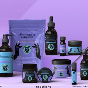 Könnte beinhalten: Eine Sammlung von Bad- und Körperpflegeprodukten in dunklen Glasflaschen und -gläsern mit Etiketten mit dem Text "Alchemist Garden". Die Produkte umfassen ein revitalisierendes Badesalz, eine retexturierende Tagesemulsion, ein revitalisierendes Gesichtsserum, eine regenerierende Tagescreme und ein revitalisierendes Gesichtsserum in einer Rollflasche.