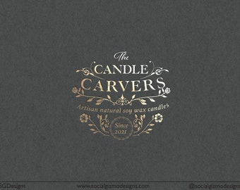 以下が含まれることがあります： 「The Candle Carvers」という名前のビジネスのゴールドロゴデザインで、タグラインは「Artisan natural soy wax candles」、テキストは「Since 2021」です。