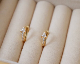 Dainty Gold Crystal CZ Pave Flower Shaped Huggie Hoop Pendientes, Dainty CZ Hoops, Tiny Gold Hoops, Pendientes minimalistas, Pendientes de flores