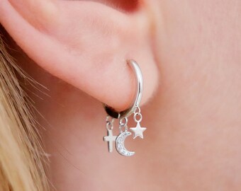 Pendientes de aro Huggie de plata esterlina con dijes de luna estrella colgantes, pendientes celestiales, joyería minimalista, regalo para ella