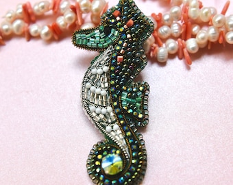 Grüne Seepferdchen Brosche, Seepferdchen Perlen Brosche, handgemachte Brosche Seepferdchen, Nautische Pin Perlen Brosche, Geschenk made in der Ukraine, Sommer Schmuck