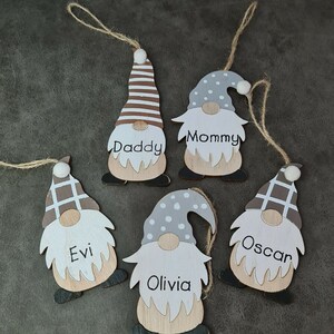 Adornos navideños de madera personalizados. Regalo infantil para rellenar el calcetín navideño. Gnomo navideño. Adorno colgante para el árbol.