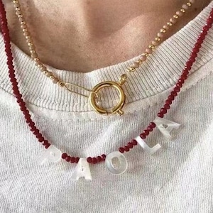Hermoso collar con inicial roja de madreperla hecho a mano con cuentas rojas, letras 1 a 9 para elegir.