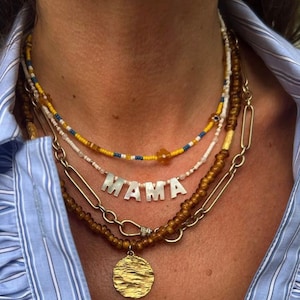 Collar MAMA hecho a mano con letras de nácar