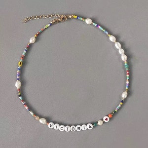 Colar inicial personalizado com miçangas coloridas (a ideia perfeita para presente)