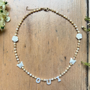 Collar Beige Personalizado con Cuentas de Cristal y Letras Iniciales y Nácar