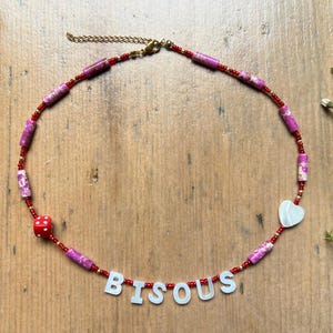 Französische Halskette mit personalisiertem Anfangsbuchstaben mit Glasperlen und Perlmutt