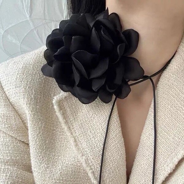 Collier ras de cou fait main avec grandes fleurs roses en satin noir