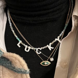 Collar con inicial de letra "LUCKY" hecho a mano con aguamarina