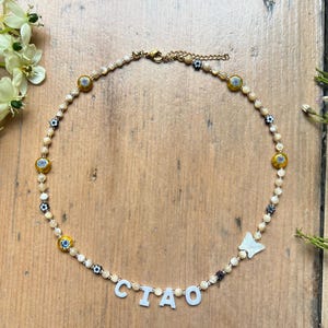 Collar Ciao personalizado con cuentas de cristal y letras iniciales y nácar