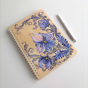 Cuaderno de madera Petrykivka pintura Cuaderno pintado a mano Flores púrpura cuaderno Flor ucraniana Ucrania diario Petrykivka cuaderno