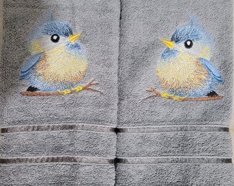 Ensemble d'essuie-mains Little Blue Bird sur serviettes bleues ou grises