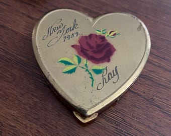 Borla de polvo compacta de metal dorado en forma de corazón pintada a mano ~ Firmada por el artista c. 1951