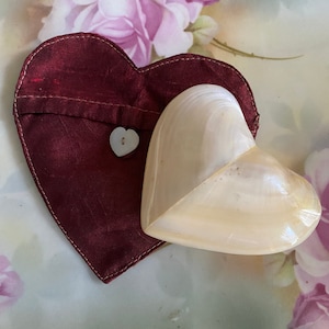 Bel cuore in madreperla con manica fatta a mano
