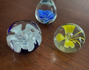 ヴィンテージ ガラス ペーパーウェイト 3 個セット (花付き) - Etsy 日本