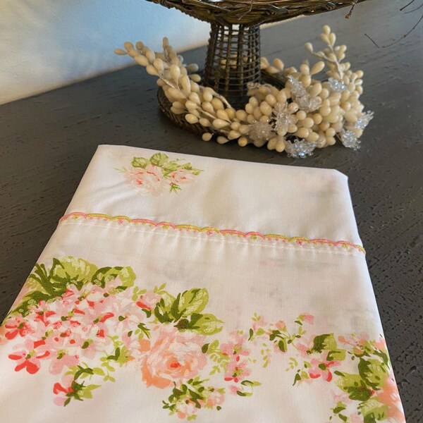 Funda de almohada individual con estampado floral vintage rosa y ribete