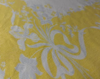 Vintage Cotton 1950's Tablecloth Runner Yellow and White Flowers 24.5in W x 36in L