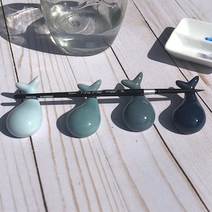Soporte para pinceles con forma de ballena azul de cerámica, accesorio para pinceles