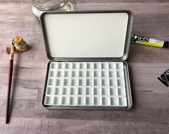 Paleta metálica vacía de acuarela con 50 medias pastillas, 17,8 x 10,8 cm, ideal para viajes, pastillas de pintura magnéticas, mini set de pintura, set de acuarela compacto