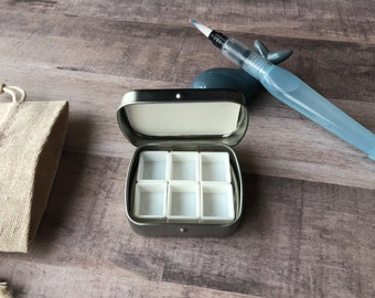 Mini paleta de acuarela en lata de viaje: vacía con 6 medias pastillas