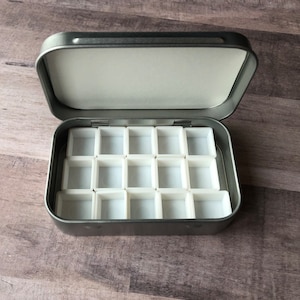 Mini paleta de acuarela en lata de viaje: vacía con 15 medias paletas magnéticas