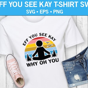 以下が含まれることがあります： 「EFF YOU SEE KAY」の文字と、カラフルな夕焼けを背景に瞑想する棒人間のグラフィックがプリントされた白いTシャツ。デニムのショートパンツとピンクのスニーカーと組み合わせています。