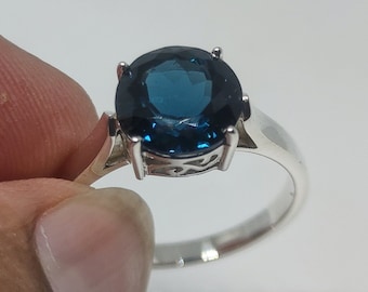 Bague topaze bleue de Londres ronde : solitaire en argent sterling, pierre de naissance de décembre