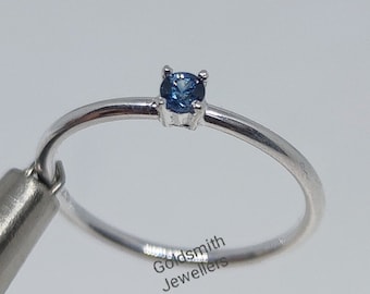 Anillo de zafiro azul delicado, anillo de promesa, anillo de plata diminuto 925, anillo de zafiro azul pequeño, regalo de cumpleaños, anillo de apilamiento, regalo para mujeres.